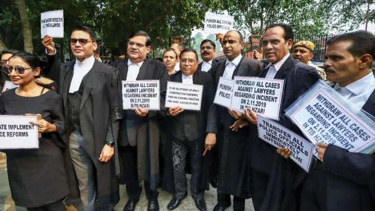 Delhi Police Vs Lawyers: It All Started Over A Parking Spot