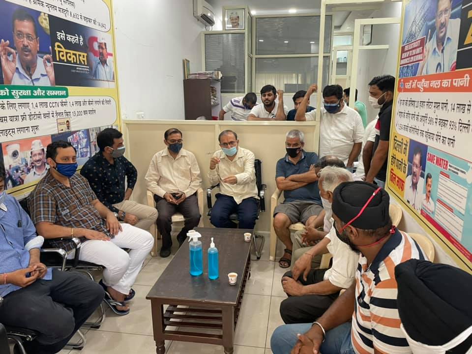 आज दिल्ली कैंट विधानसभा क्षेत्र के सदर बाजार विधायक कार्यालय में मार्किट के लोगों से मुलाकात की, उनकी समस्याएँ सुनी और उनको राहत दिलाने का आश्वाशन दिया।