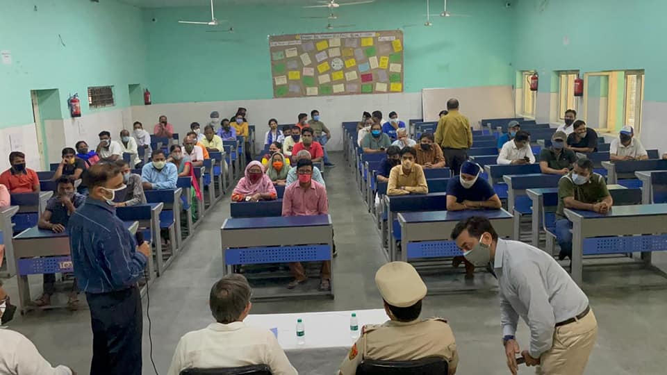 आज दिल्ली कैंट विधानसभा के सदर बाजार क्षेत्र के दुकानदार , रेड़ी पटरी और सब्जी मंडी के व्यापारी भाइयों ने पुलिस और प्रशासन के अधिकारियों के साथ संवाद कर अपनी समस्याएँ बताईं। SHO दिल्ली छावनी और छावनी परिषद अधिकारियों ने लोगों को पूर्ण सहयोग देने का भरोसा दिया ।पुलिस , प्रशासन और जनता के बीच विश्वास बढ़ाने के लिए यह एक महत्वपूर्ण बैठक थी ।