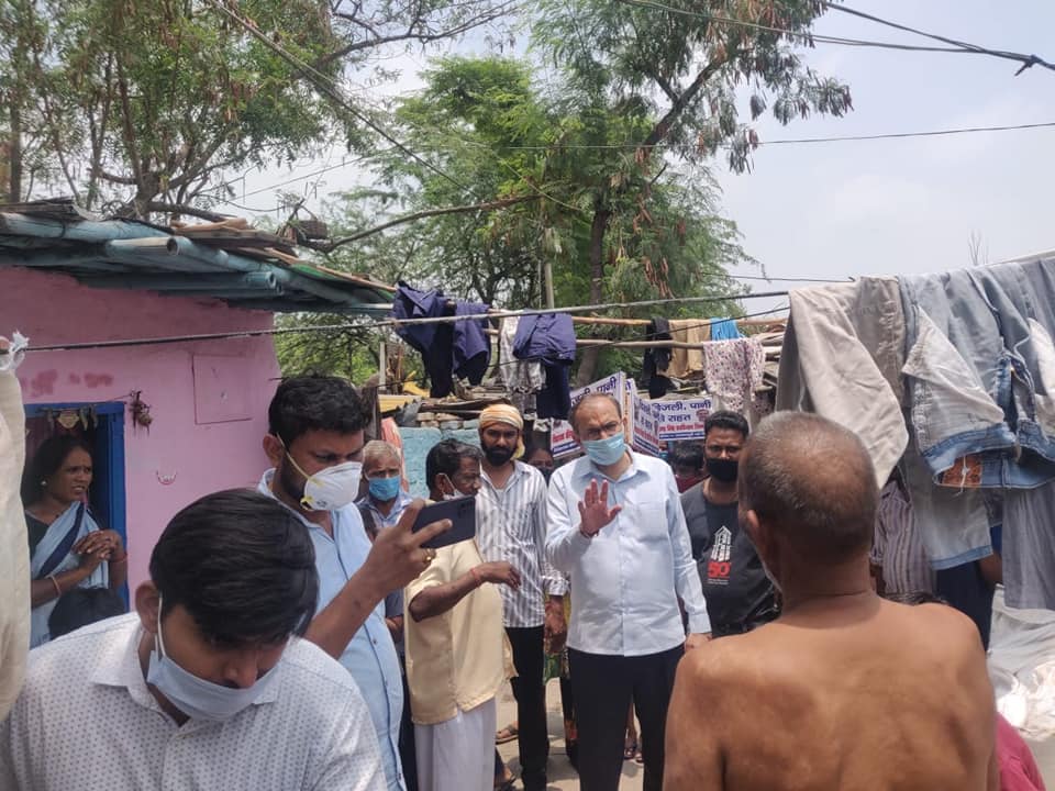 दिल्ली कैंट विधानसभा के चाणक्यपुरी क्षेत्र के विवेकानंद झुग्गी कैम्प का दौरा किया, वहाँ पर लोगों से मुलाकात की और बिजली पानी की समस्या का समाधान किया।