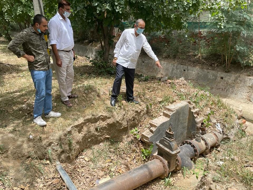 पिछले कुछ दिनों से #दिल्ली_कैंट विधानसभा में पानी की समस्या सामने आ रही थी। आज सुबह दिल्ली जल बोर्ड के अधिकारियों और अपनी टीम के साथ पानी के पम्पों का निरक्षण किया ताकि जल्द से जल्द यह समस्या सुलझाई जा सके।