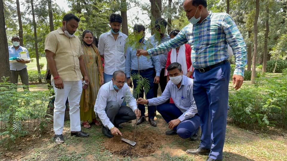 स्वच्छ हवा और स्वस्थ जीवन के लिए। दिल्ली को हरा-भरा एवं प्रदूषण मुक्त बनाने के लिए आज हमारी टीम ने नेहरू पार्क, चाणक्य पुरी क्षेत्र में वृक्षारोपण किया।