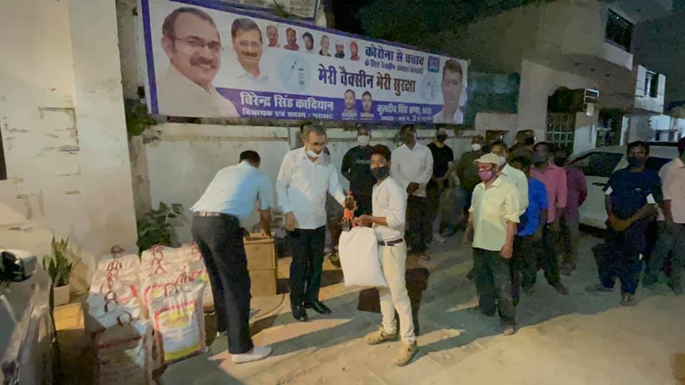 आज #दिल्ली_कैंट विधानसभा क्षेत्र के वार्ड नो 3 अध्यक्ष श्री कुलदीप सिंह राणा जी के साथ कार्यकर्ताओं के साथ मुलाकात की और कुछ ज़रूरतमंद भाईओं को राशन वितरण किया।