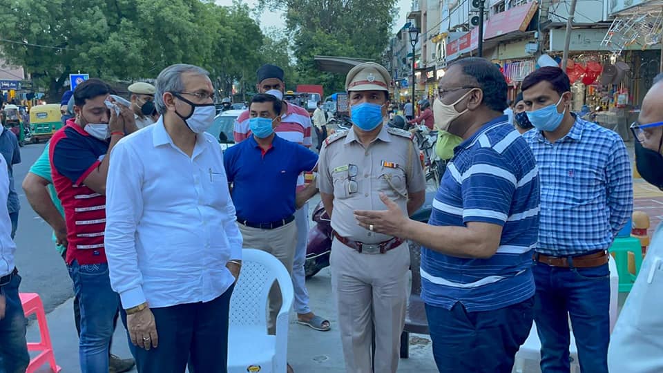 आज #दिल्ली_कैंट के SHO और तहसीलदार के साथ सदर बाजार के दुकानदार भाईओं और रेड़ी पटरी वालों से मुलाकात की। Covid प्रोटोकॉल के चलते सही से व्यवस्था बना अपना व्यापार कर सके इस पर विचार किया।