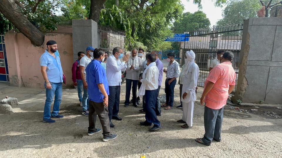 #दिल्ली_कैंट विधानसभा क्षेत्र के पुरानी नांगल के लोगों को पानी की परेशानी से निजात दिलाने के लिए दिल्ली जल बोर्ड के अधिकारियों से मुलाकात की और उनको पानी मोहैया करने के लिए आदेश दिए।