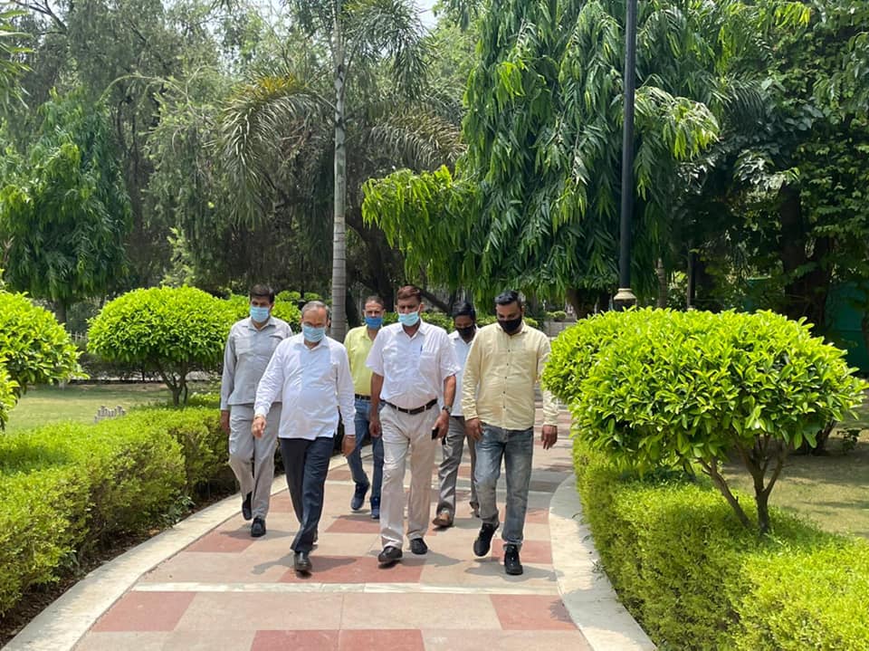 आज #दिल्ली_कैंट विधानसभा क्षेत्र के अंतर्गत आने वाले श्री नागेश गार्डन का दौरा किया। वहाँ उपस्थित साथियों ने दरगाह की छत की मरमत करवाने के लिए ध्यान आकर्षित किया जिसे जल्द किया जाएगा