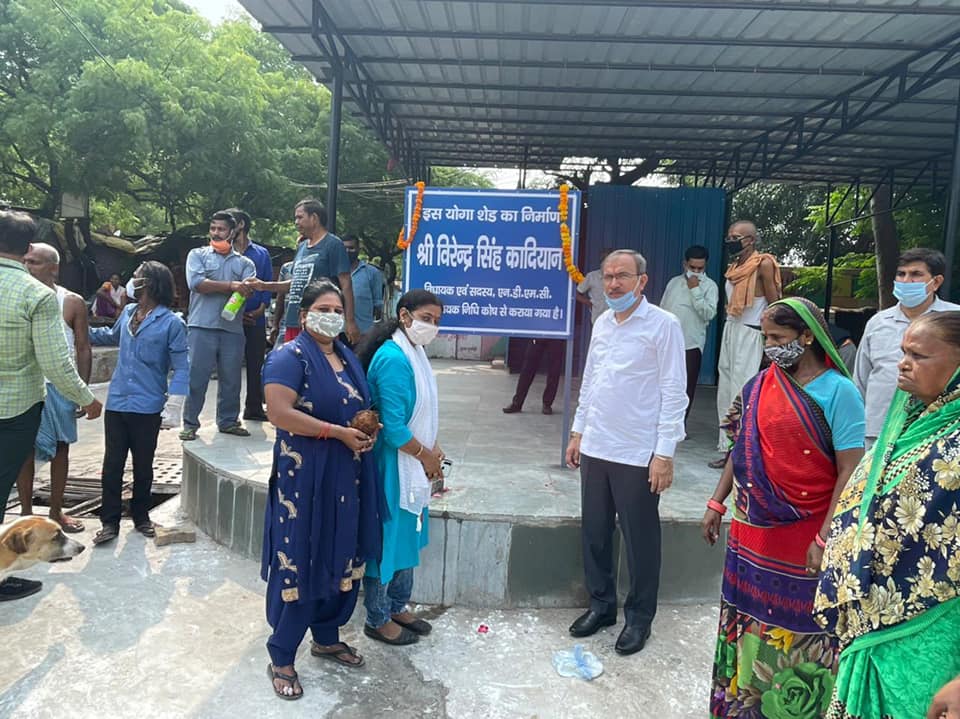 चाणक्यपुरी के बापू धाम में पोर्टा केबिन और संजय कैम्प झुग्गी में शेड व पोर्टा केबिन  का उद्घाटन किया ताकि लोगों को सुविधाएं मिल सकें।