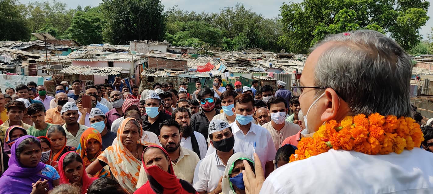 आज #दिल्ली_कैंट विधानसभा क्षेत्र के किर्बी प्लेस झुग्गी में विधायक निधि से बने शौचालय का उद्घाटन किया। यहाँ रहने वाले भाई बहनों को खुले में शौच के लिए जाना पड़ता था। यह स्वछता व स्वास्थ्य की दृष्टि से एक एहितासिक कार्य हुआ है। यहाँ की जनता को हार्दिक बधाई ।