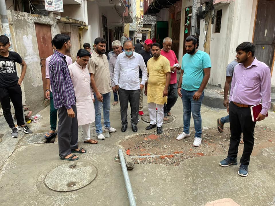 आज #दिल्ली_कैंट विधानसभा के ईस्ट और वेस्ट महरामनगर गाँव का दौरा किया। वहाँ पर लोगों से मुलाकात की, उनकी समस्याएँ सुनी और गाँव के विकास के लिए उनके सुझावों पर विचार किया।